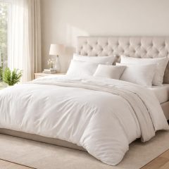 apprenez à décorer une chambre parentale élégante et apaisante avec du linge de lit blanc des vosges et une tête de lit capitonnée pour un confort et un style incomparables.